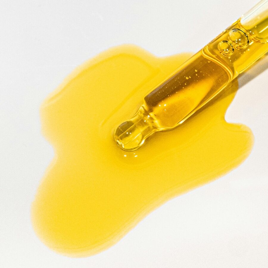 Detalhe do Óleo Anal Calmante BIJOUX INDISCRETS 15 ML para conforto íntimo e reparação.