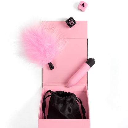 Imagem do Secret Play Kit de Prazeres para Casais com dados, vibrador bala e pena erótica.