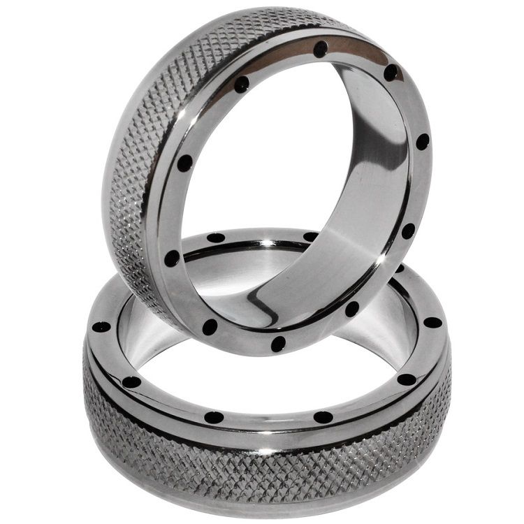 Close-up do anel peniano e testicular METAL HARD de aço 50mm, mostrando o design e furos para conforto.