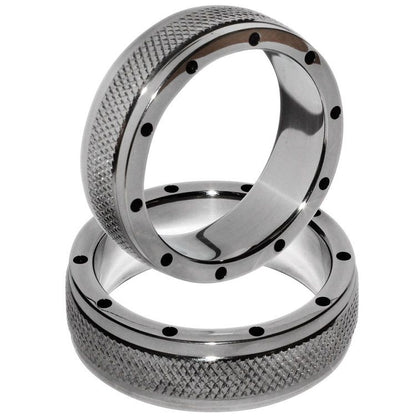 Close-up do anel peniano e testicular METAL HARD de aço 50mm, mostrando o design e furos para conforto.