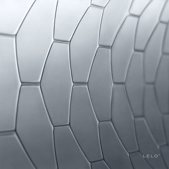 Embalagem de preservativos LELO HEX com design hexagonal, detalhe da tecnologia e da caixa de 3 unidades.