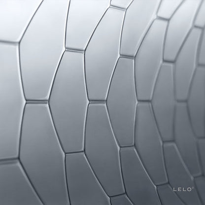 Embalagem de preservativos LELO HEX com design hexagonal, detalhe da tecnologia e da caixa de 3 unidades.