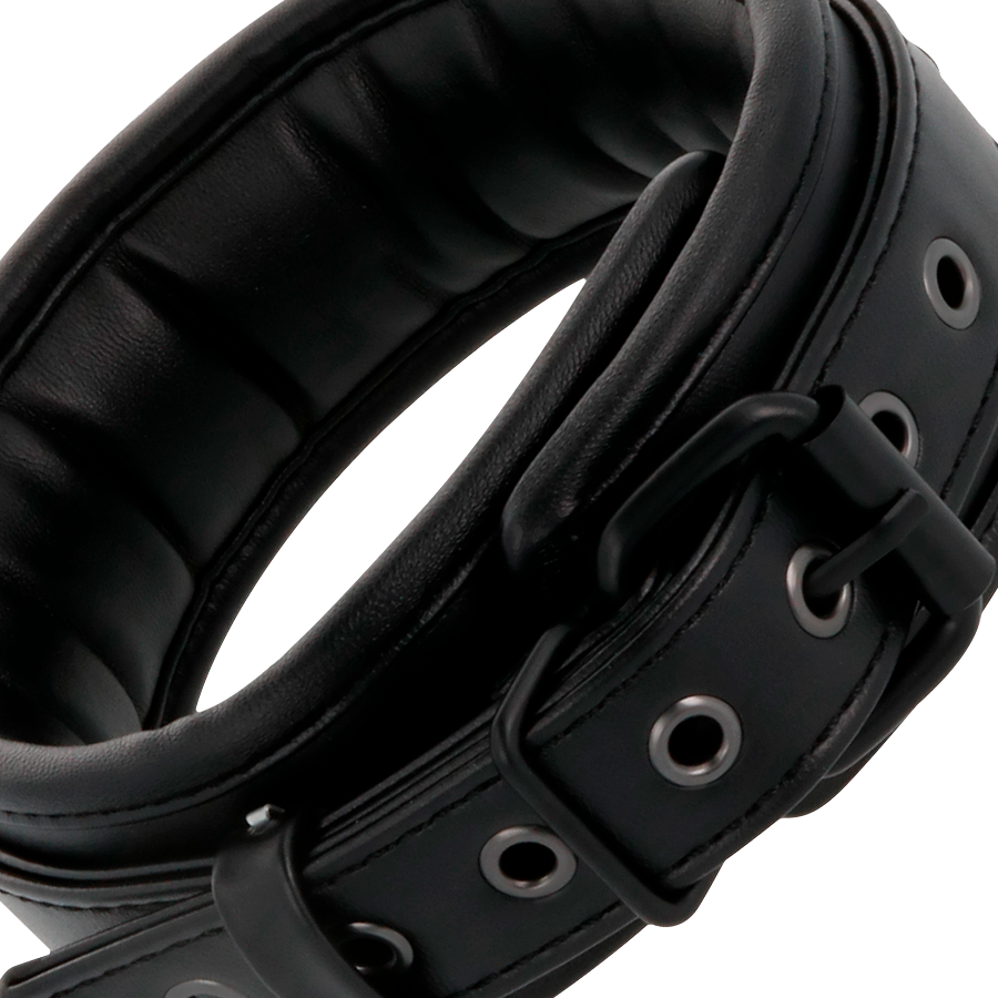 Close-up of the Darkness Colar BDSM Preto com Corrente e Guia de Postura, showing its features and material.