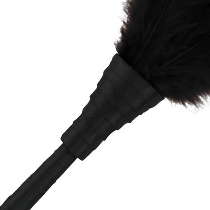 Darkness Caneta Estimulante de Penas Black Lux, detalhe das penas suaves e cabo ergonómico para estimulação sensorial.