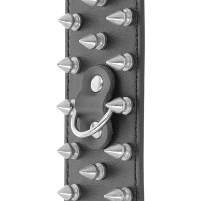 Close-up das Algemas Darkness Crânios e Ossos com detalhes de pontos pretos e espetos de metal.