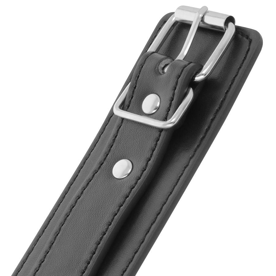 Close-up das Algemas Pretas Ajustáveis Darkness, mostrando o detalhe do couro PVC e a fita de reforço.