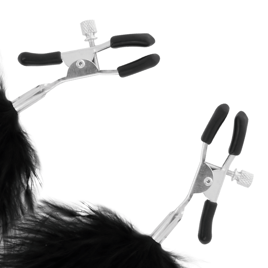 Close-up dos Grampos de Bico Darkness Pom-Pom Ajustáveis com detalhe dos pompons