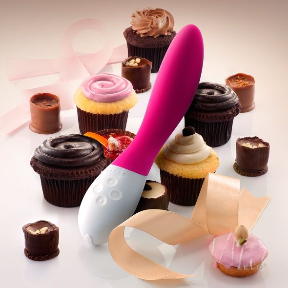 Close-up of the LELO MONA 2 Vibrador Cerise, showcasing its ergonomic design and smooth silicone texture.