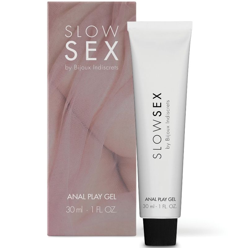 Close-up do Gel de Estimulação Anal BIJOUX Slow Sex 30 ML, mostrando a embalagem e a textura do gel.