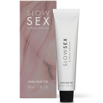 Close-up do Gel de Estimulação Anal BIJOUX Slow Sex 30 ML, mostrando a embalagem e a textura do gel.