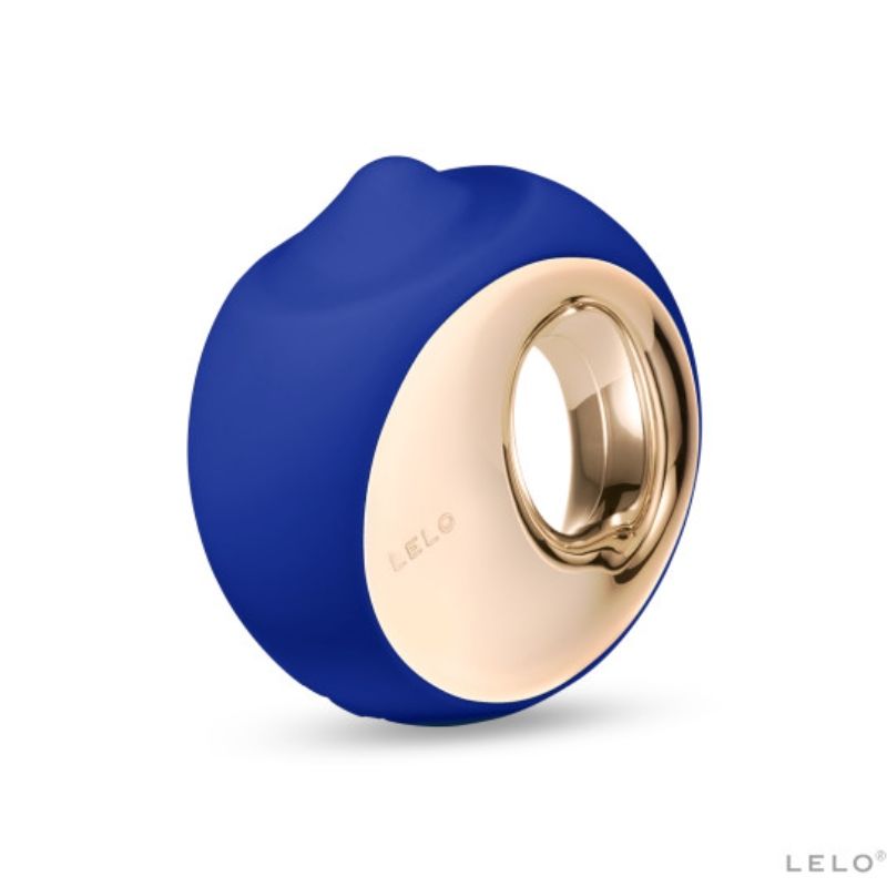 Close-up do LELO ORA 3 Simulador de Sexo Oral Azul Meia-Noite, mostrando seu design ergonômico e língua rotativa.