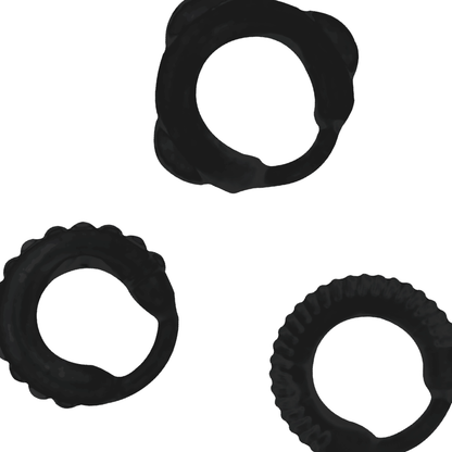 Conjunto de 3 Anéis Penianos ADDICTED TOYS na cor preta, com diferentes diâmetros, para intensificar o prazer e a ereção.