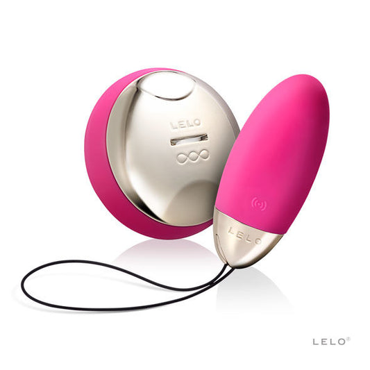 Detalhe do LELO Lyla 2 Insignia Oval Massageador em cor cerise com o seu controlo remoto, destacando o design elegante e a tecnologia SenseMotion™.