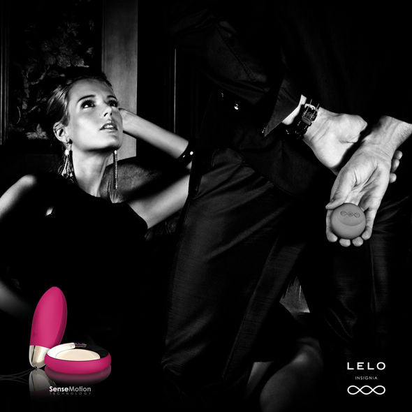 Detalhe do LELO Lyla 2 Insignia Oval Massageador em cor cerise com o seu controlo remoto, destacando o design elegante e a tecnologia SenseMotion™.