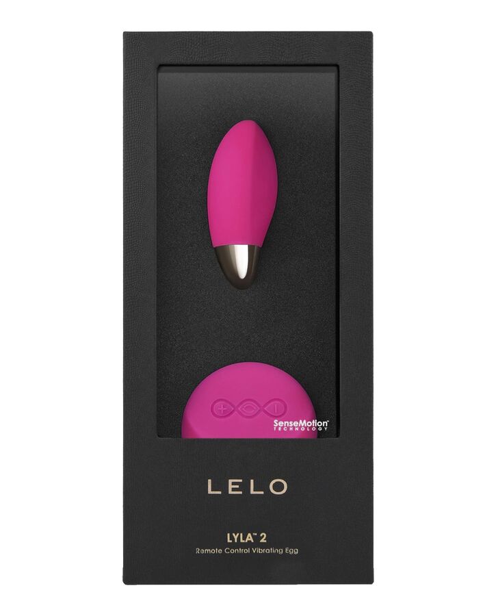 Detalhe do LELO Lyla 2 Insignia Oval Massageador em cor cerise com o seu controlo remoto, destacando o design elegante e a tecnologia SenseMotion™.