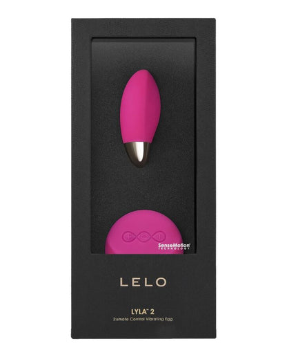 Detalhe do LELO Lyla 2 Insignia Oval Massageador em cor cerise com o seu controlo remoto, destacando o design elegante e a tecnologia SenseMotion™.