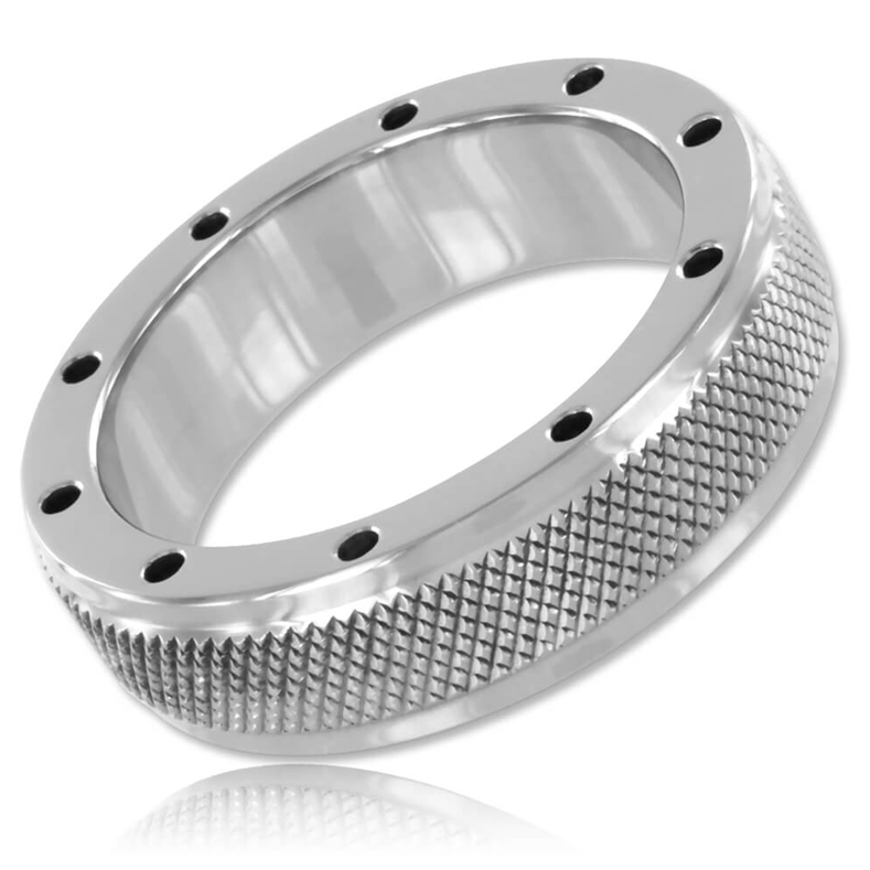 Close-up do anel peniano e testicular METAL HARD de aço 50mm, mostrando o design e furos para conforto.