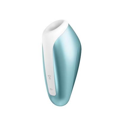 Close-up do Satisfyer Love Breeze Succionador Clitoriano Ice Blue, mostrando seu design ergonómico e câmara de silicone.