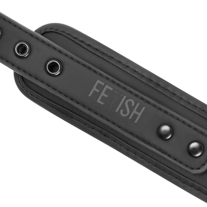 Close-up do Colar de Corrente Fetish Submissive com Forro de Neoprene e detalhe do anel.