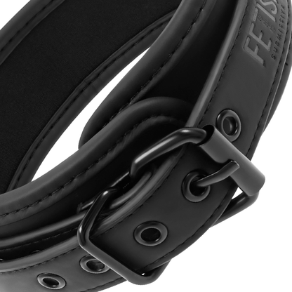 Close-up do Colar de Corrente Fetish Submissive com Forro de Neoprene e detalhe do anel.