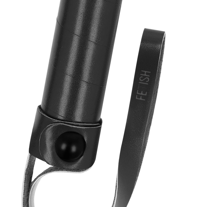 Close-up do chicote de couro vegano FETISH SUBMISSIVE, mostrando suas tiras macias e cabo ergonômico para jogos BDSM e fetiche.