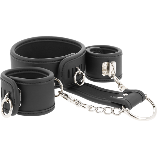 Detalhe do conjunto de coleira e algemas FETISH SUBMISSIVE em couro vegano com forro de neoprene para bondage.