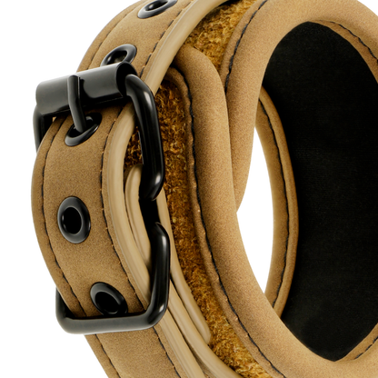 Close-up das algemas de tornozelo FETISH SUBMISSIVE em couro vegano com forro de neoprene.