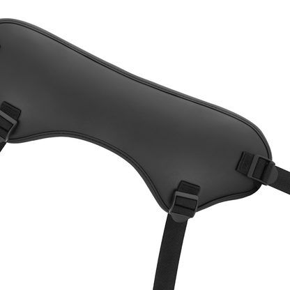 CYBER SILICOCK Strap-On Ansel Dildo com Arnês e 3 Anéis, mostrando o design realista e o arnês confortável.