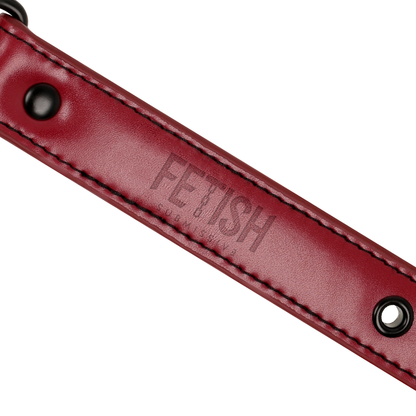 Mordaça Respirável Fetish Submissive Dark Room em couro vegano preta, com orifícios de respiração e fecho ajustável, ideal para jogos BDSM.